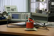 Прибор для определения электрического сопротивления изоляции кабельных изделий и материалов